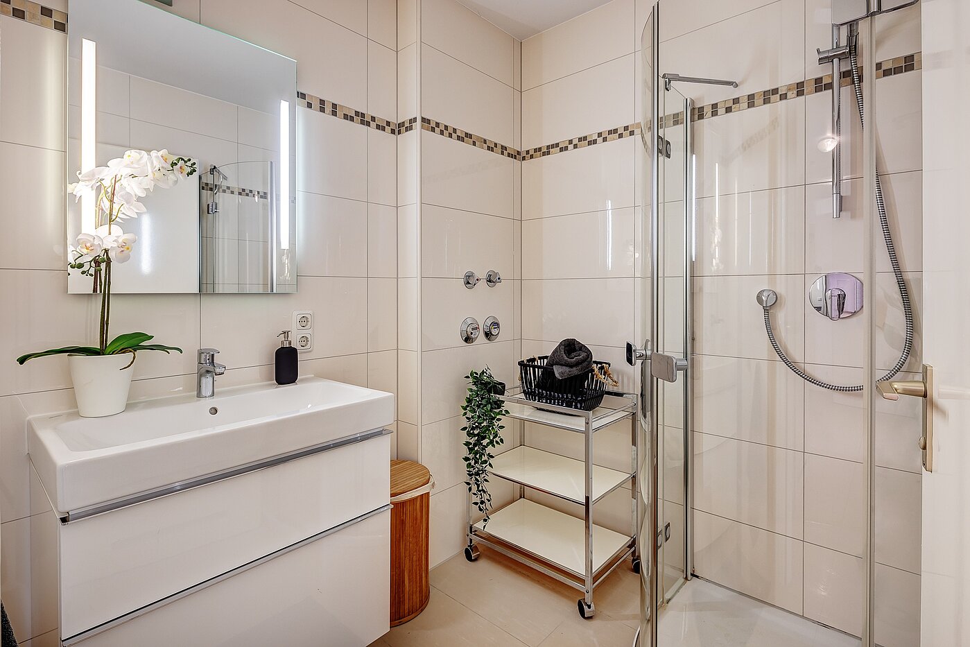 Квартира в многоэтажно доме с 2.5 комнатами | München-Nymphenburg | 2204ML61 | Hell gefliestes Bad...