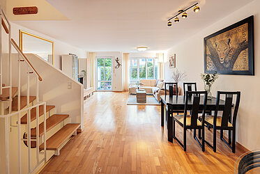 Waldperlach: стильный мезонет на трех уровнях с солнечным садом, выходящим на юго-запад