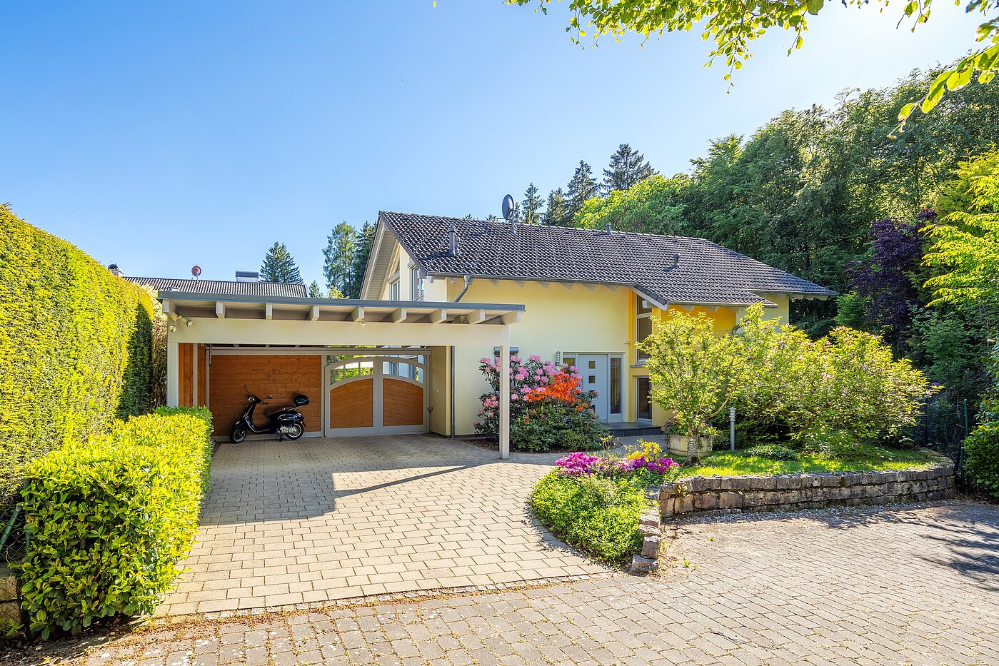 Особняк с 5 комнатами | Icking | 70438 | Hausansicht mit Carport