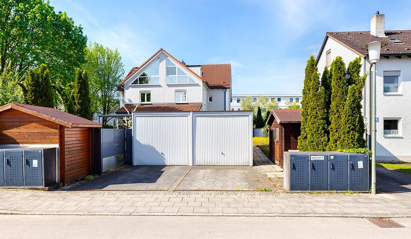 Половина двухквартирного жилого дома с 6.5 комнатами | Unterschleißheim | 70122 | Ansicht von der Straße