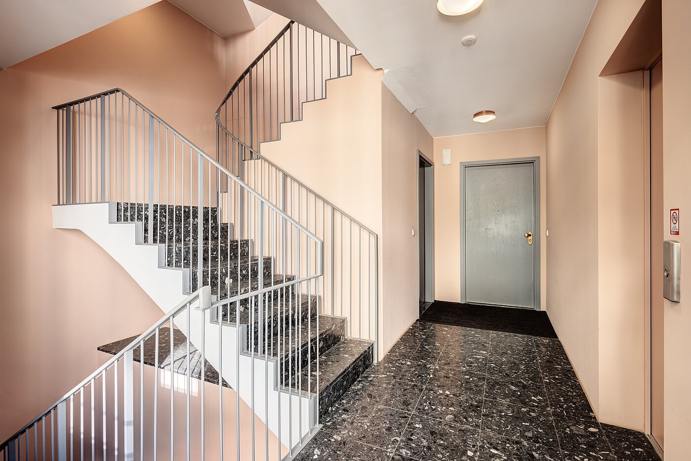 Квартира в многоэтажно доме с 2 комнатами | München-Schwabing | 70195 | ...Treppenhaus