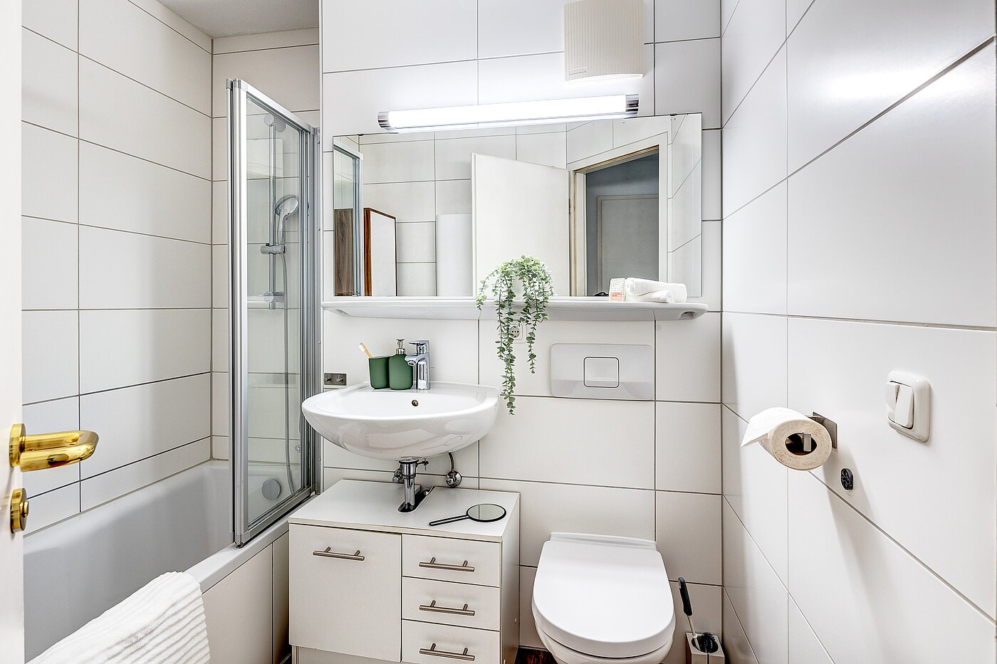 Квартира в многоэтажно доме с 2 комнатами | München-Schwabing | 2205ML71 | Das Wannenbad, deckenhoch gefliest...