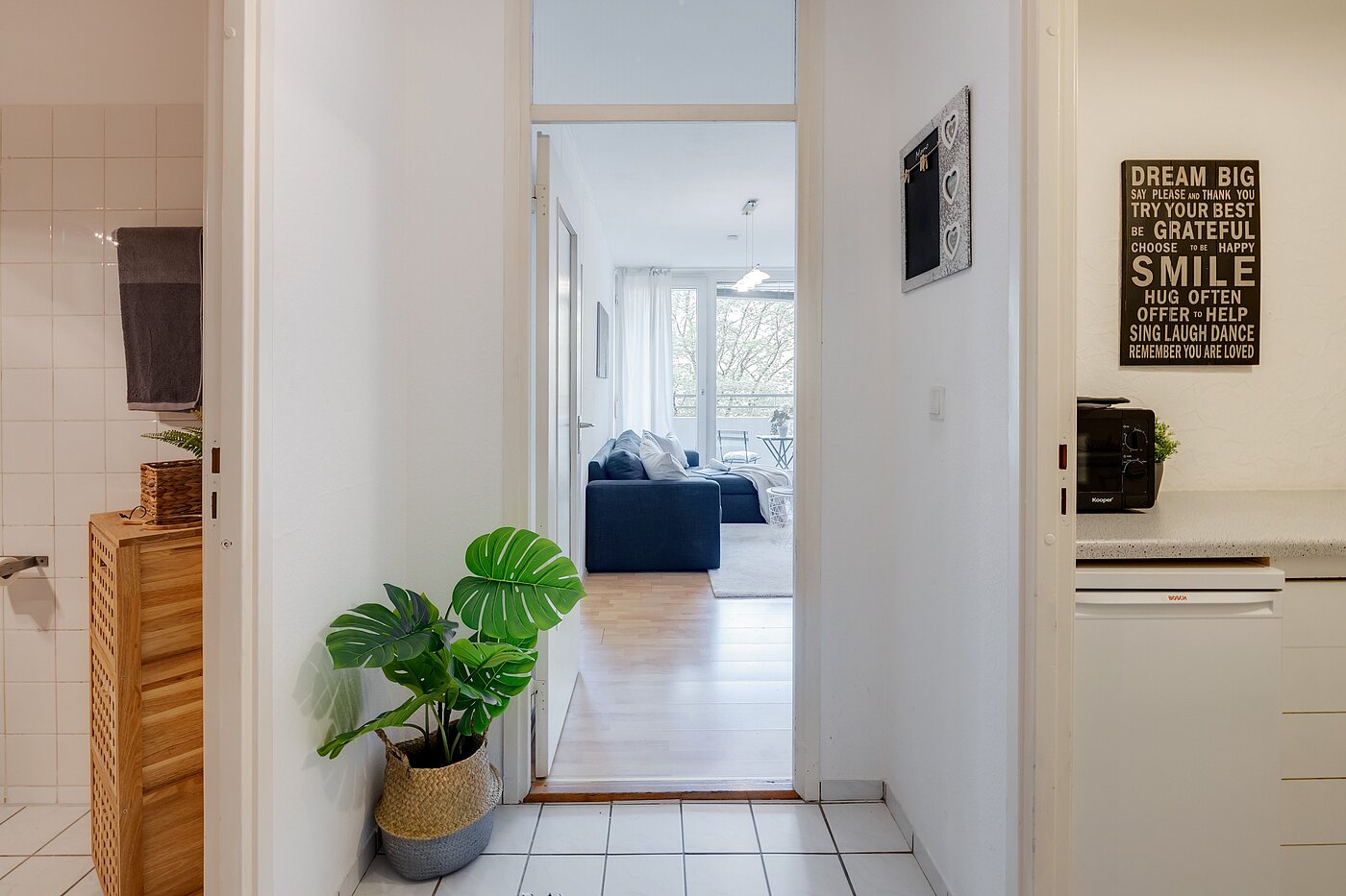 Квартира в многоэтажно доме с 2 комнатами | München-Sendling-Westpark | 2204ML2 | Flur mit Blickrichtung Bad, Wohnzimmer und Küche