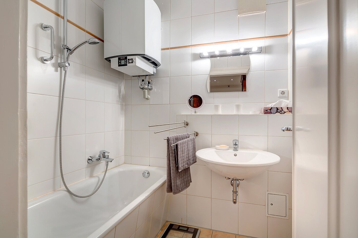 Квартира в многоэтажно доме с 2.5 комнатами | München-Au | 2110ML9 | Bad mit Badewanne und...