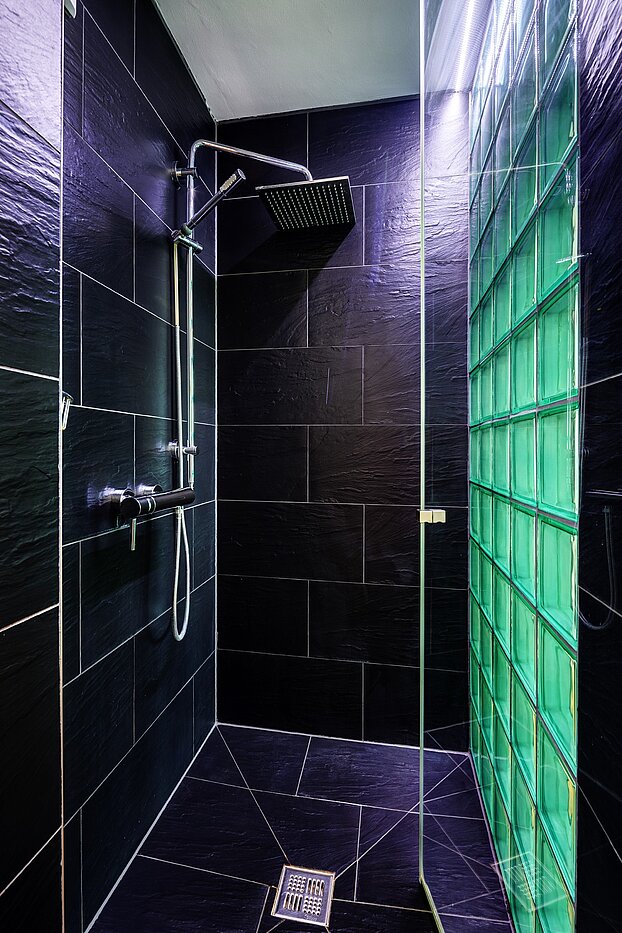 Квартира в многоэтажно доме с 2 комнатами | München-Au | 70108 | Dusche mit Schieferplatten