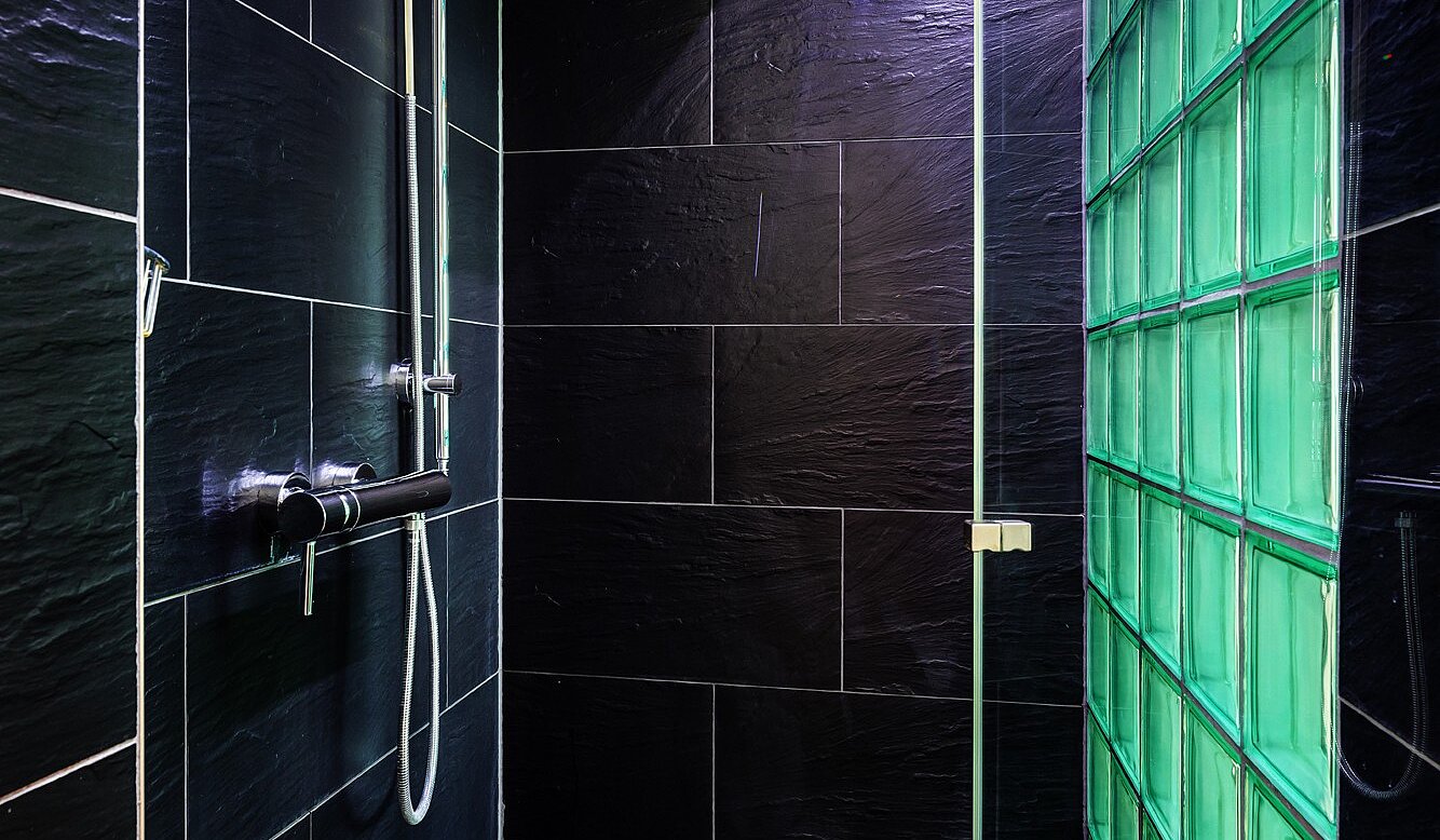 Квартира в многоэтажно доме с 2 комнатами | München-Au | 70108 | Dusche mit Schieferplatten