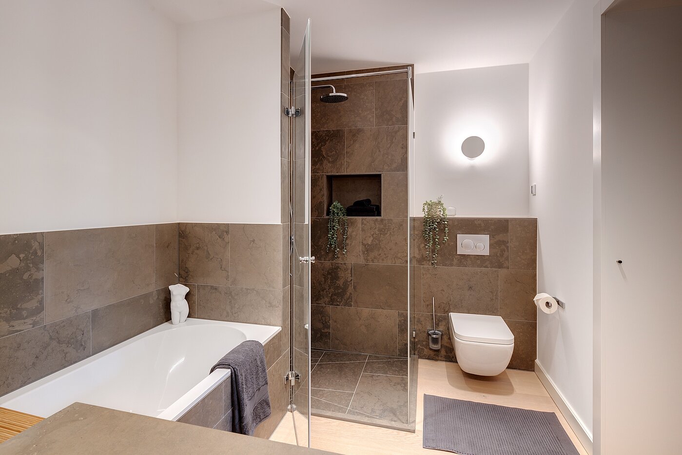 Квартира в многоэтажно доме с 3 комнатами | 70046 | ...und En Suite Bad...