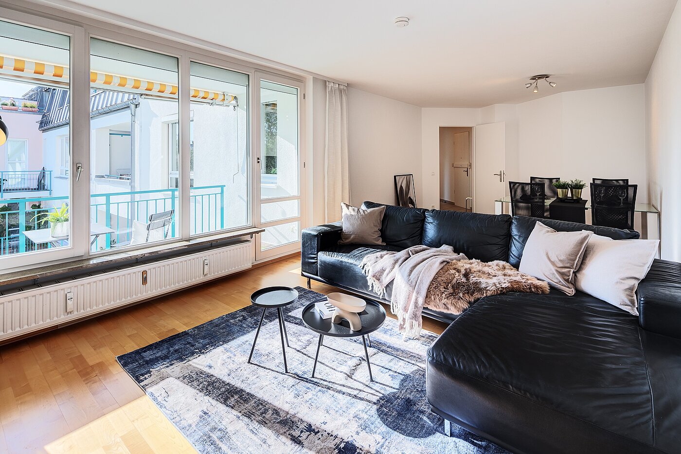 Квартира в многоэтажно доме с 3 комнатами | München-Oberföhring | 70246 | Großzügiges Wohnzimmer mit Zugang zur Loggia