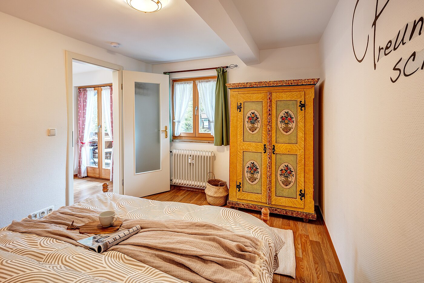 Мансардная квартира с 2 комнатами | Bad Wiessee | 70017 | ...und altem Bauernschrank.