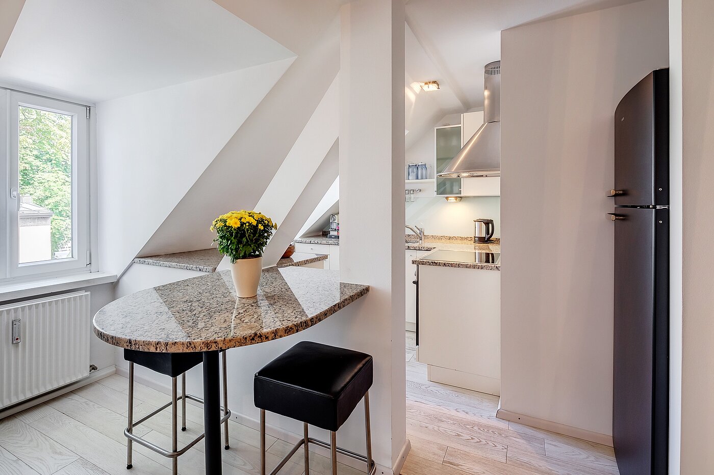 Квартира в многоэтажно доме с 2 комнатами | München-Isarvorstadt | 70089 | Essecke mit Küchentresen