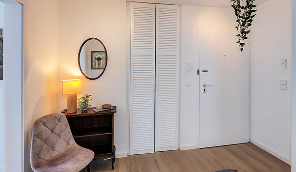 Квартира в многоэтажно доме с 2 комнатами | München-Sendling-Westpark | 70413 | Diele mit Stauraum...