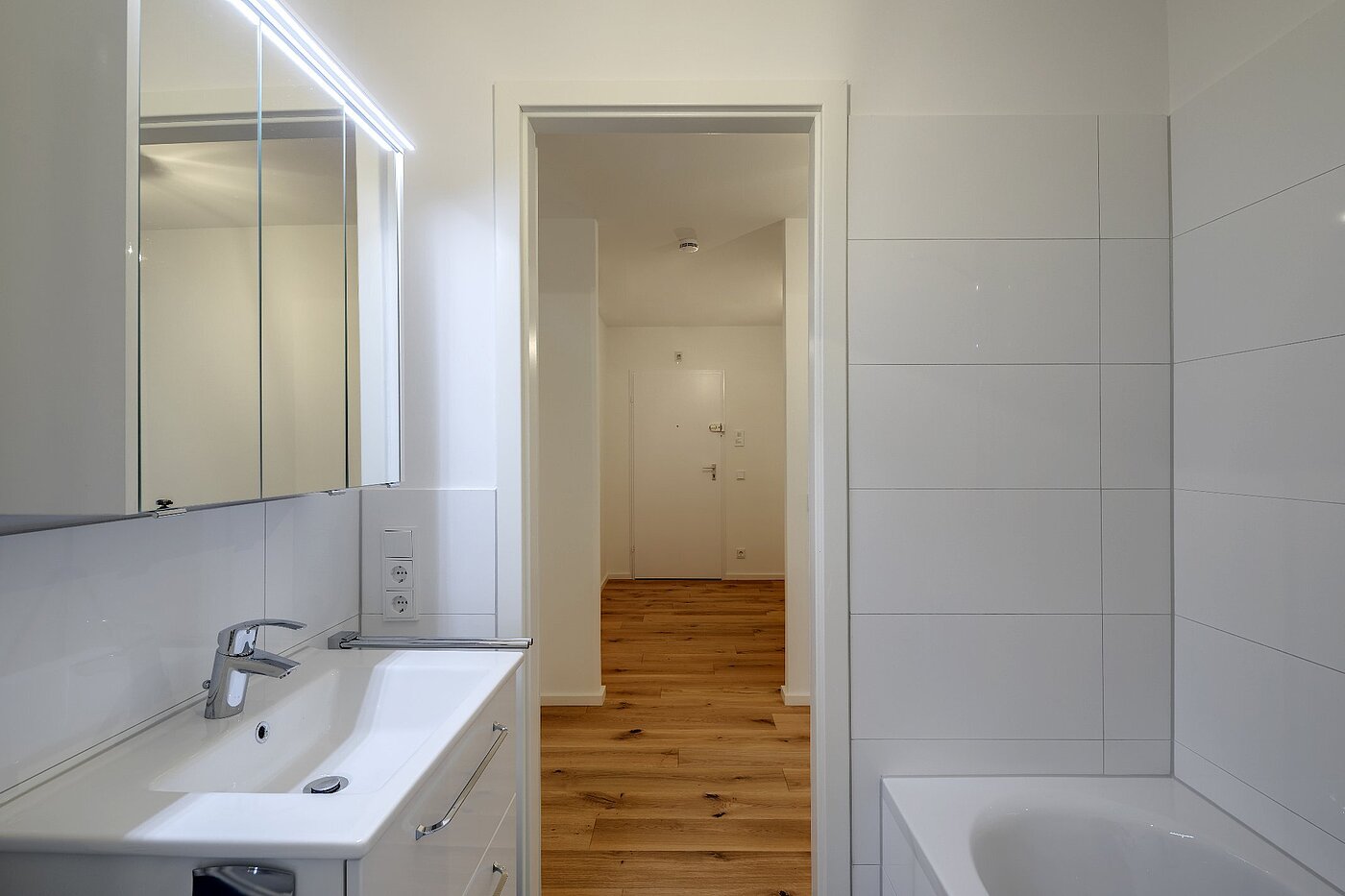 Квартира в многоэтажно доме с 3 комнатами | München-Neuhausen | 1803D7 | Acryl- Duschwanne