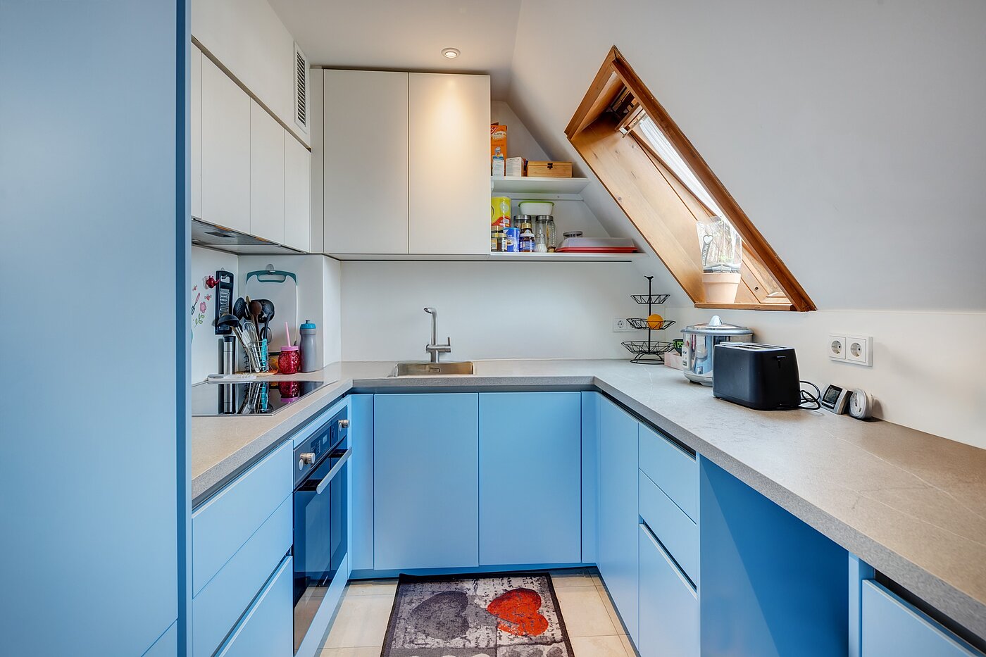 Особняк с 8 комнатами | 70229 | Küche mit Fenster...