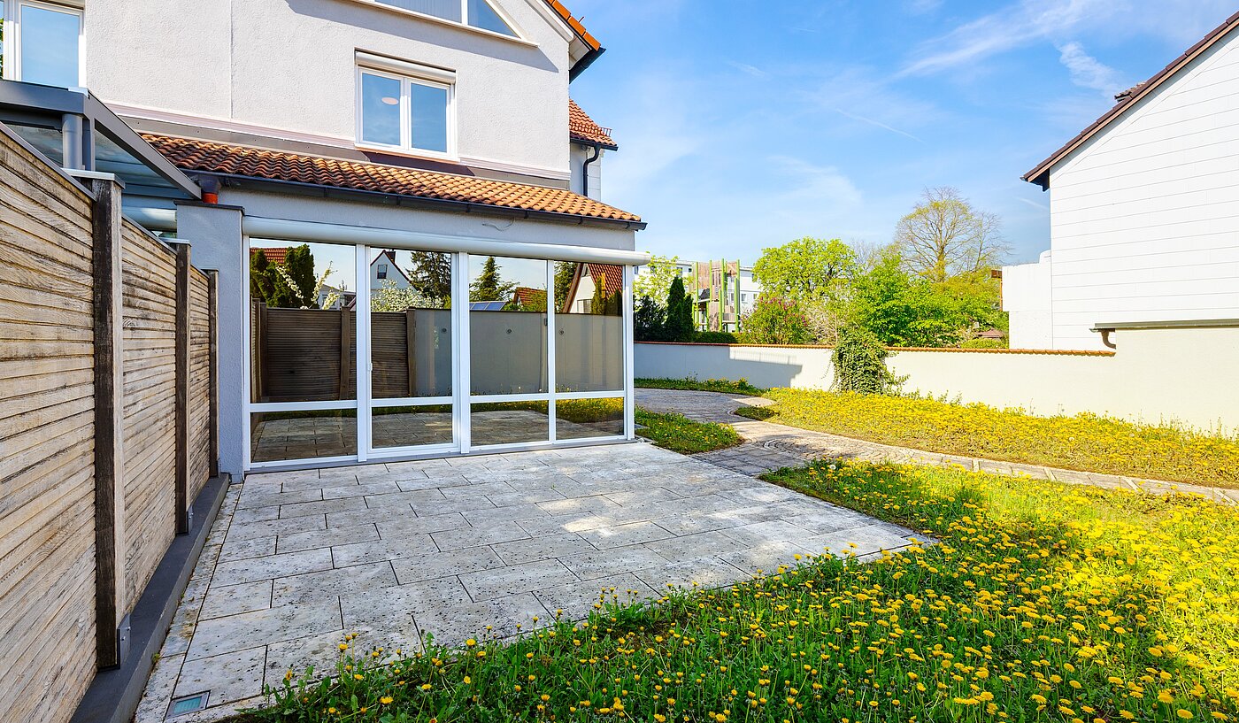 Половина двухквартирного жилого дома с 6.5 комнатами | Unterschleißheim | 70122 | ...und Zugang zur Terrasse