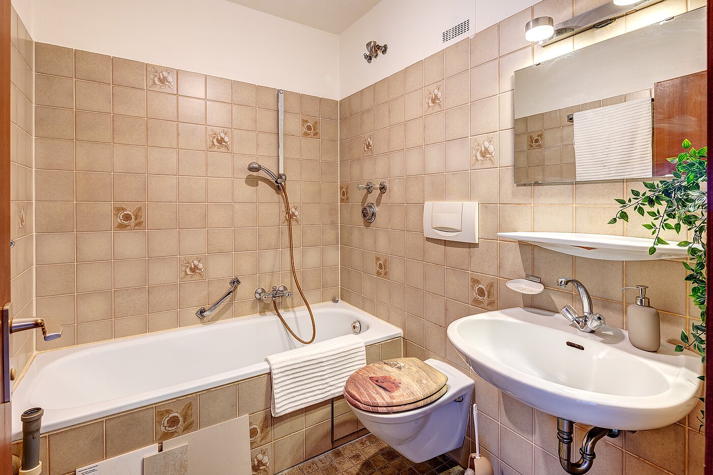 Квартира в многоэтажно доме с 2 комнатами | München-Moosach | 2203ML5 | Bad mit Waschmaschinenstellplatz