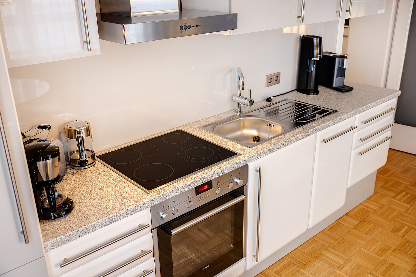 Плоский с 2 комнатами | 70219 | ...mit Backofen und Cerankochfeld