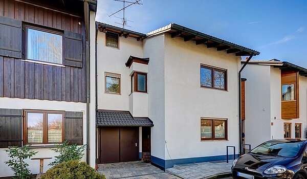 Квартира в многоэтажно доме с 4 комнатами | Ismaning | 700081 | Hausansicht Straßenseite