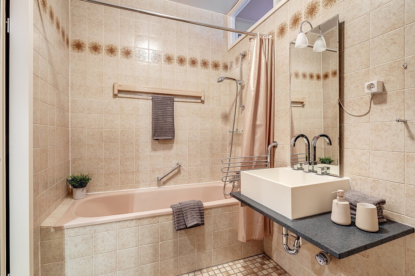 Квартира в многоэтажно доме с 2 комнатами | München-Untergiesing | 2003ML12 | ...mit Badewanne