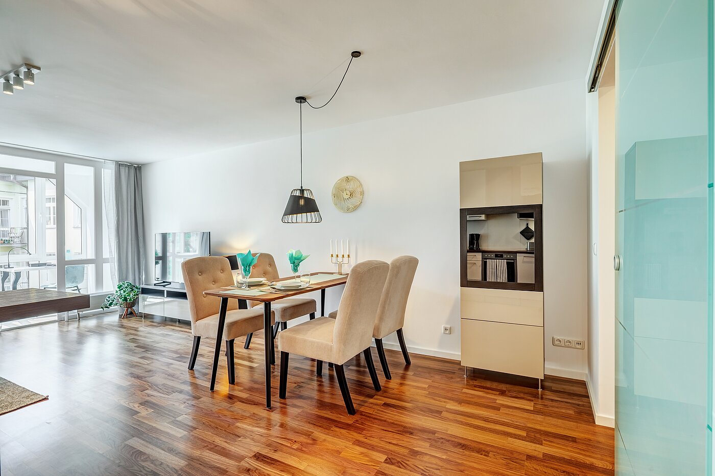 Квартира в многоэтажно доме с 2 комнатами | München-Schwabing | 70434 | ...und Esstisch