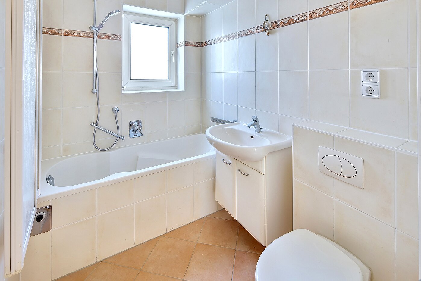 Квартира в многоэтажно доме с 3 комнатами | München-Bogenhausen | 70310 | Bad mit Fenster und...