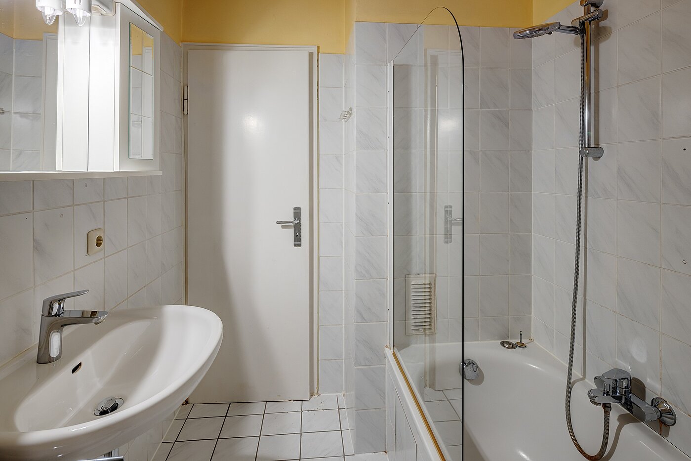 Квартира в многоэтажно доме с 2 комнатами | 70075 | ...Badewanne