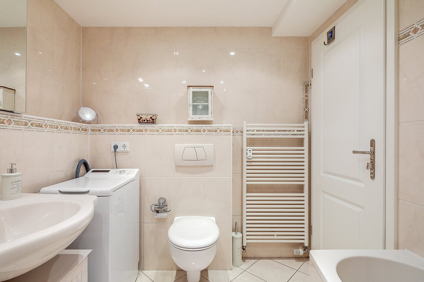 Квартира в многоэтажно доме с 2.5 комнатами | München-Moosach | 2012ML4 | Badewanne und Waschmaschine