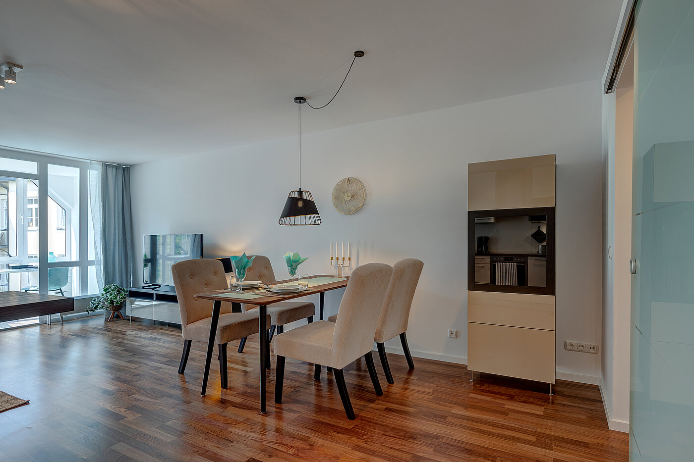Квартира в многоэтажно доме с 2 комнатами | München-Schwabing | 70434 | ...und Esstisch