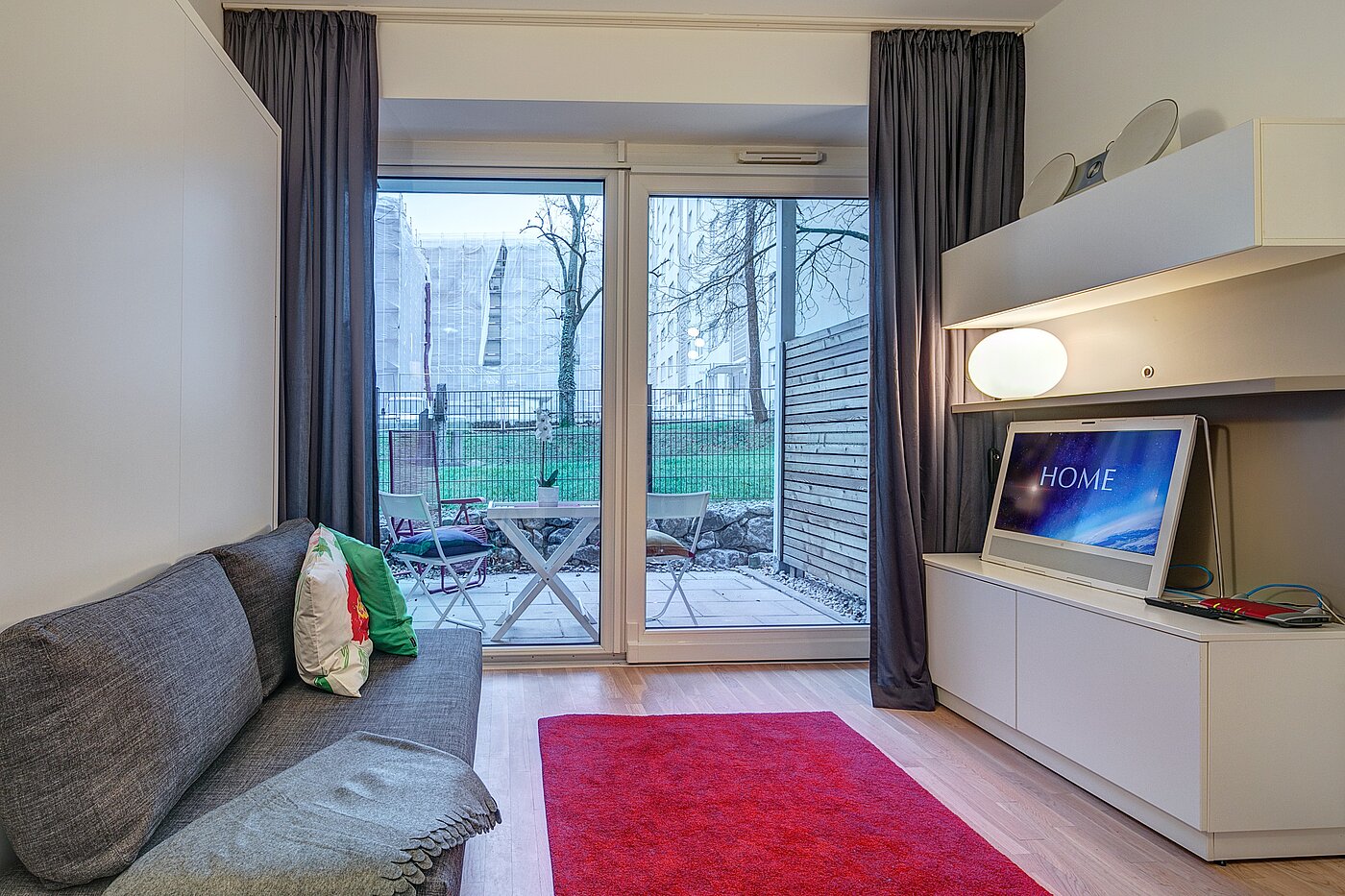 Плоский с 1 комнатная | München-Bogenhausen | 2301ML3 | Wohnbereich mit großen Fenstern