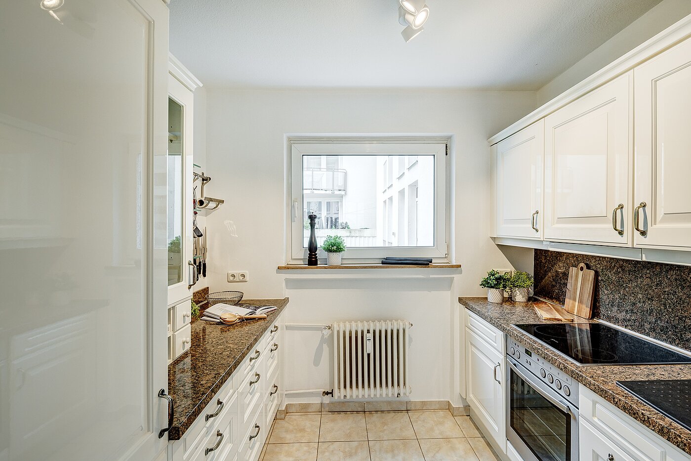 Квартира в многоэтажно доме с 3 комнатами | München-Maxvorstadt | 2203ML31 | Geräumige, helle Küche mit...