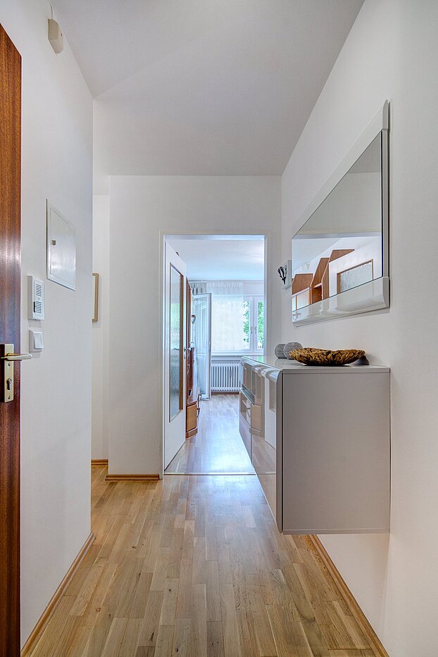 Высокий первый этаж с 2 комнатами | München-Sendling-Westpark | 2001ML1 | Heller Flur