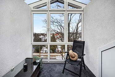 Poing: Очаровательная 2-комнатная квартира с мансардой и зимним садом