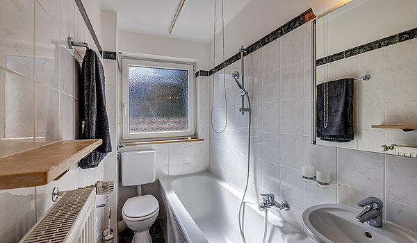 Квартира в многоэтажно доме с 1 комнатная | München-Schwabing | 70449 | ...Wannenbad mit Fenster