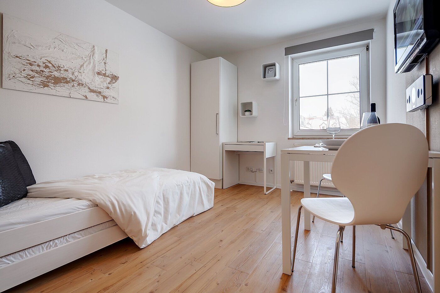 Квартира в многоэтажно доме с 1 комнатная | München-Trudering | 2011ML4 | Schlafraum mit Schreibtisch...