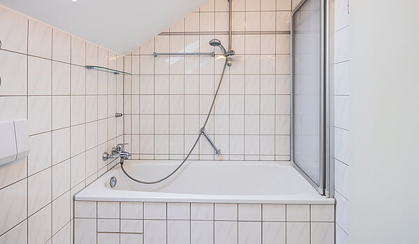 Квартира в многоэтажно доме с 2 комнатами | Poing | 70373 | ...Badewanne