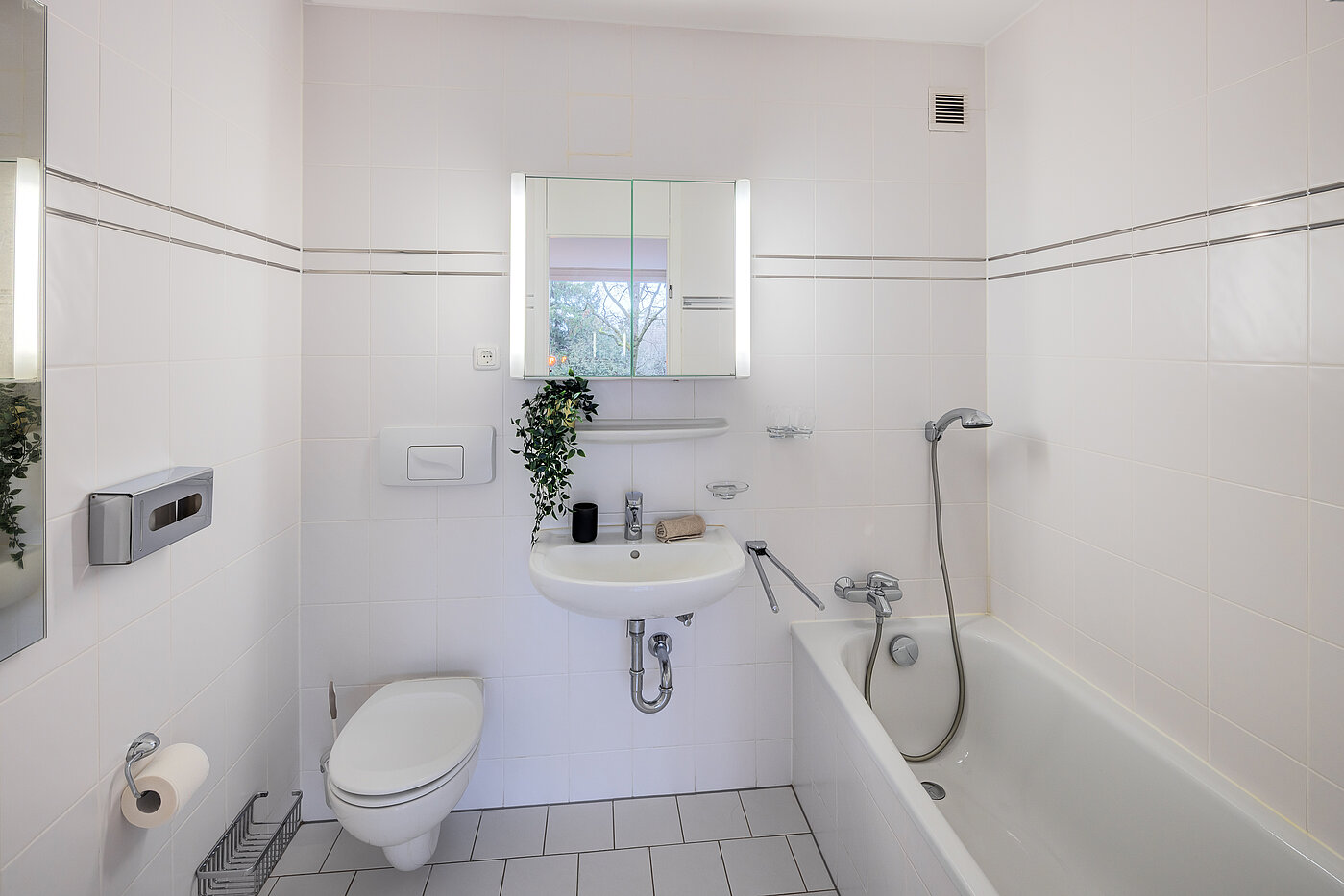 Квартира в многоэтажно доме с 3.5 комнатами | München-Bogenhausen | 70305 | Bad en Suite
