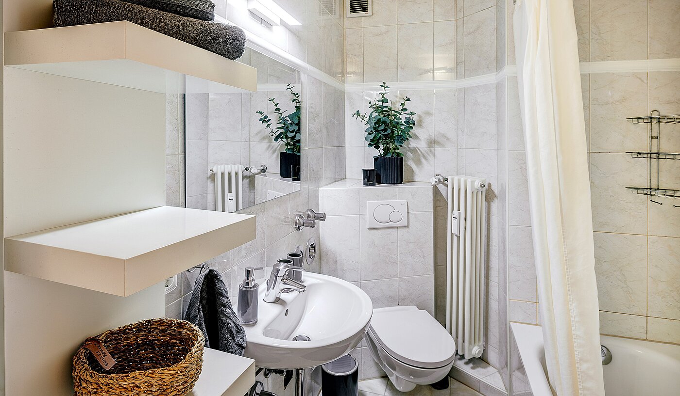 Квартира в многоэтажно доме с 3 комнатами | München-Maxvorstadt | 2203ML31 | Badezimmer mit Wanne