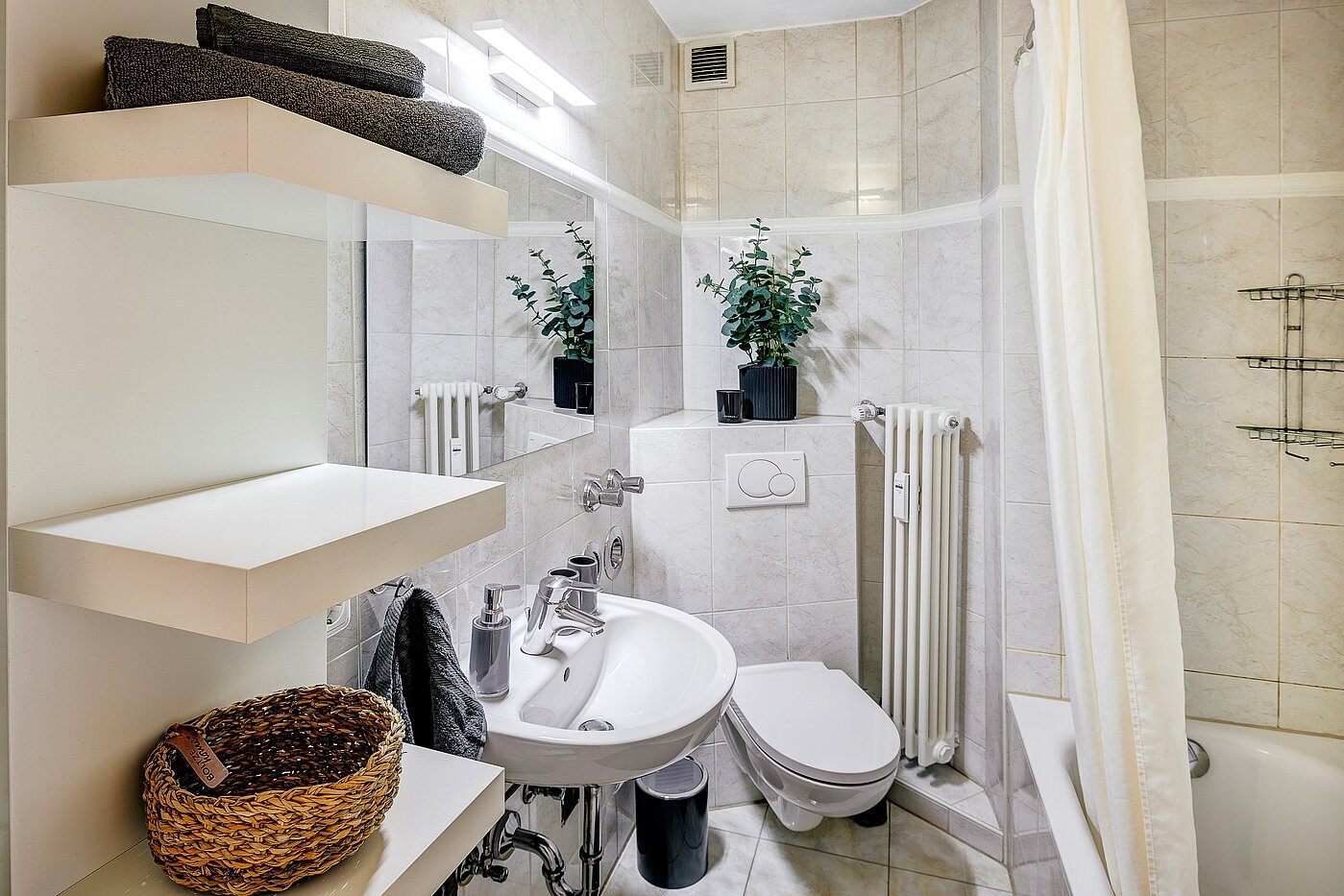 Квартира в многоэтажно доме с 3 комнатами | München-Maxvorstadt | 2203ML31 | Badezimmer mit Wanne
