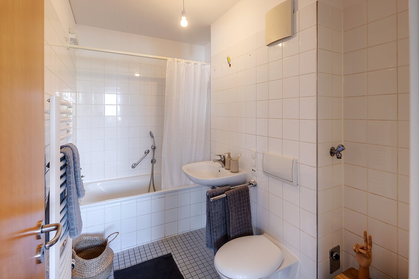 Квартира в многоэтажно доме с 2 комнатами | München-Schwanthalerhöhe | 2206ML11 | Das Wannenbad mit Anschluss f.d. Waschmaschine ...