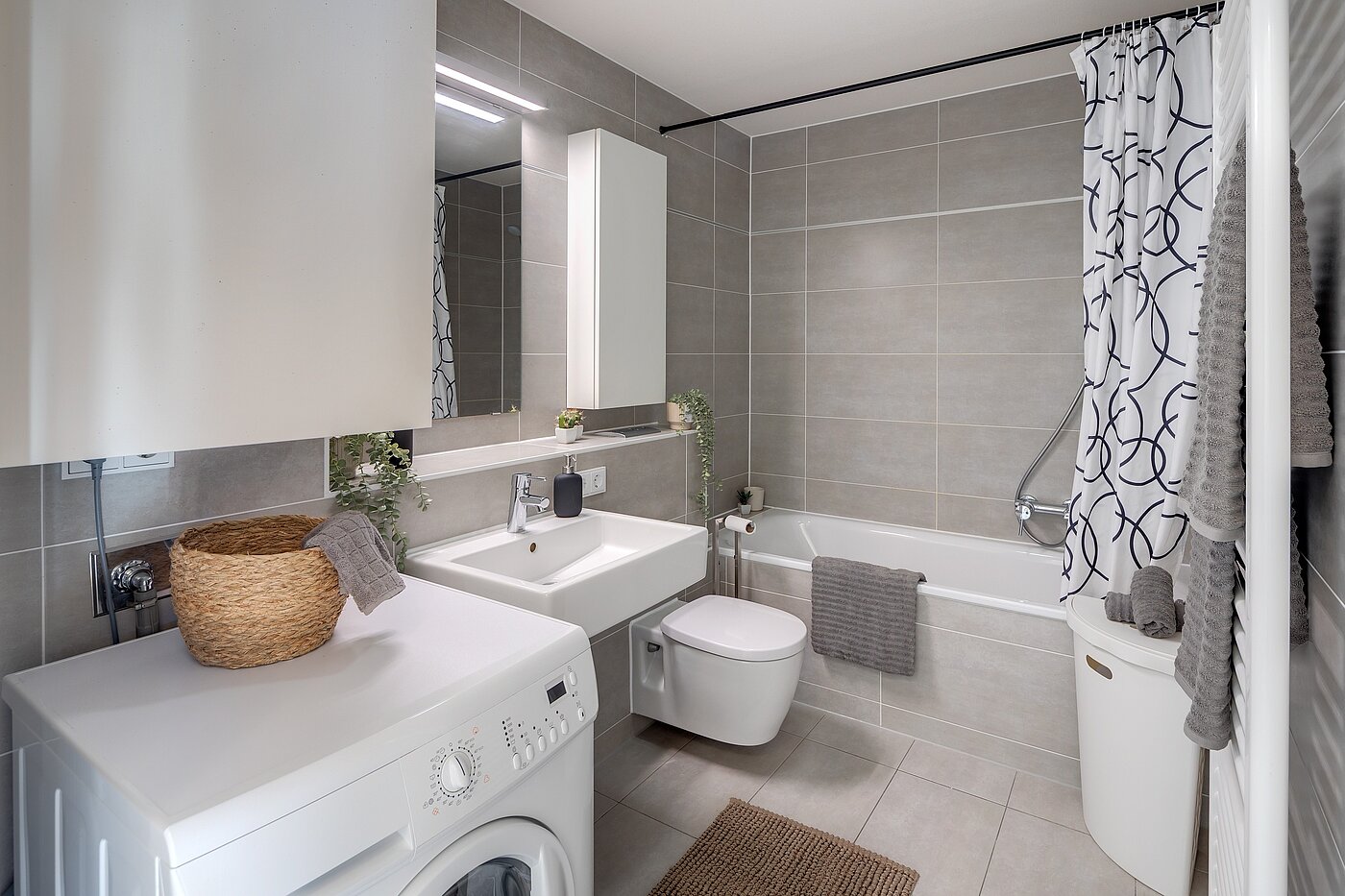 Квартира в многоэтажно доме с 2 комнатами | München-Schwabing | 70278 | Geräumiges Badezimmer