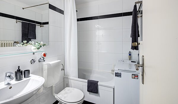 Квартира в многоэтажно доме с 2 комнатами | München-Bogenhausen | 70142 | Bad mit Waschmaschine