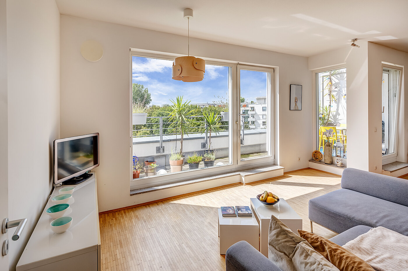 Квартира в многоэтажно доме с 2 комнатами | München-Schwabing | 70153 | ...mit großer Fensterfront