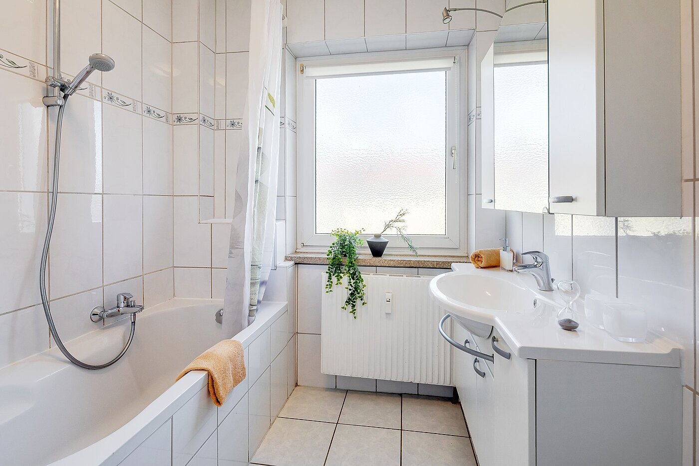 Квартира в многоэтажно доме с 4 комнатами | München-Berg am Laim | 2002ML3 | Badezimmer mit Badewanne