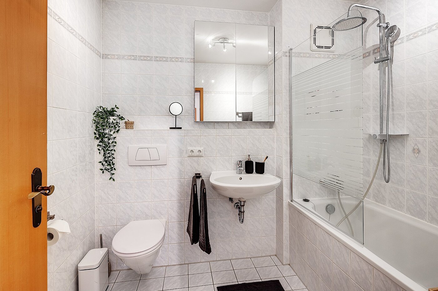 Квартира в многоэтажно доме с 3 комнатами | München-Hasenbergl | 2105ML10 | Bad mit Wanne