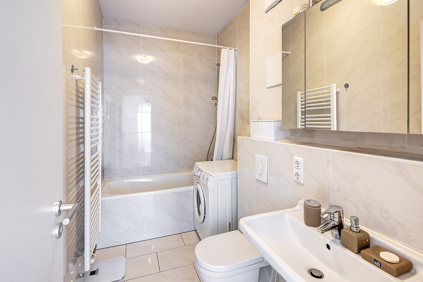 Квартира в многоэтажно доме с 2 комнатами | München-Schwabing | 70153 | Bad mit Badewanne...
