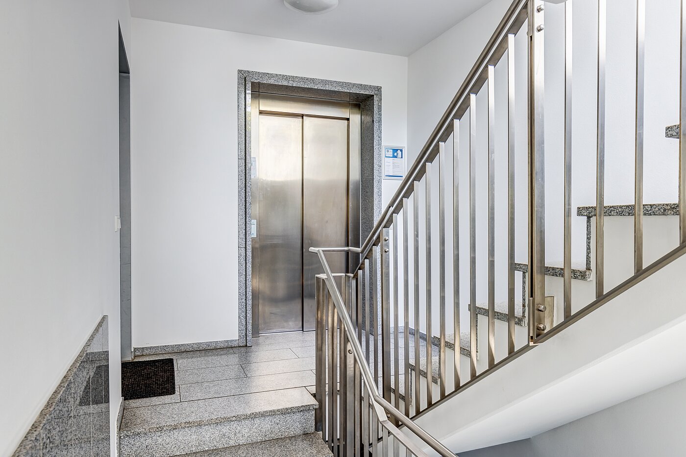 Квартира в многоэтажно доме с 3 комнатами | München-Neuhausen | 70489 | Edles Treppenhaus