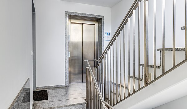 Квартира в многоэтажно доме с 3 комнатами | München-Neuhausen | 70489 | Edles Treppenhaus