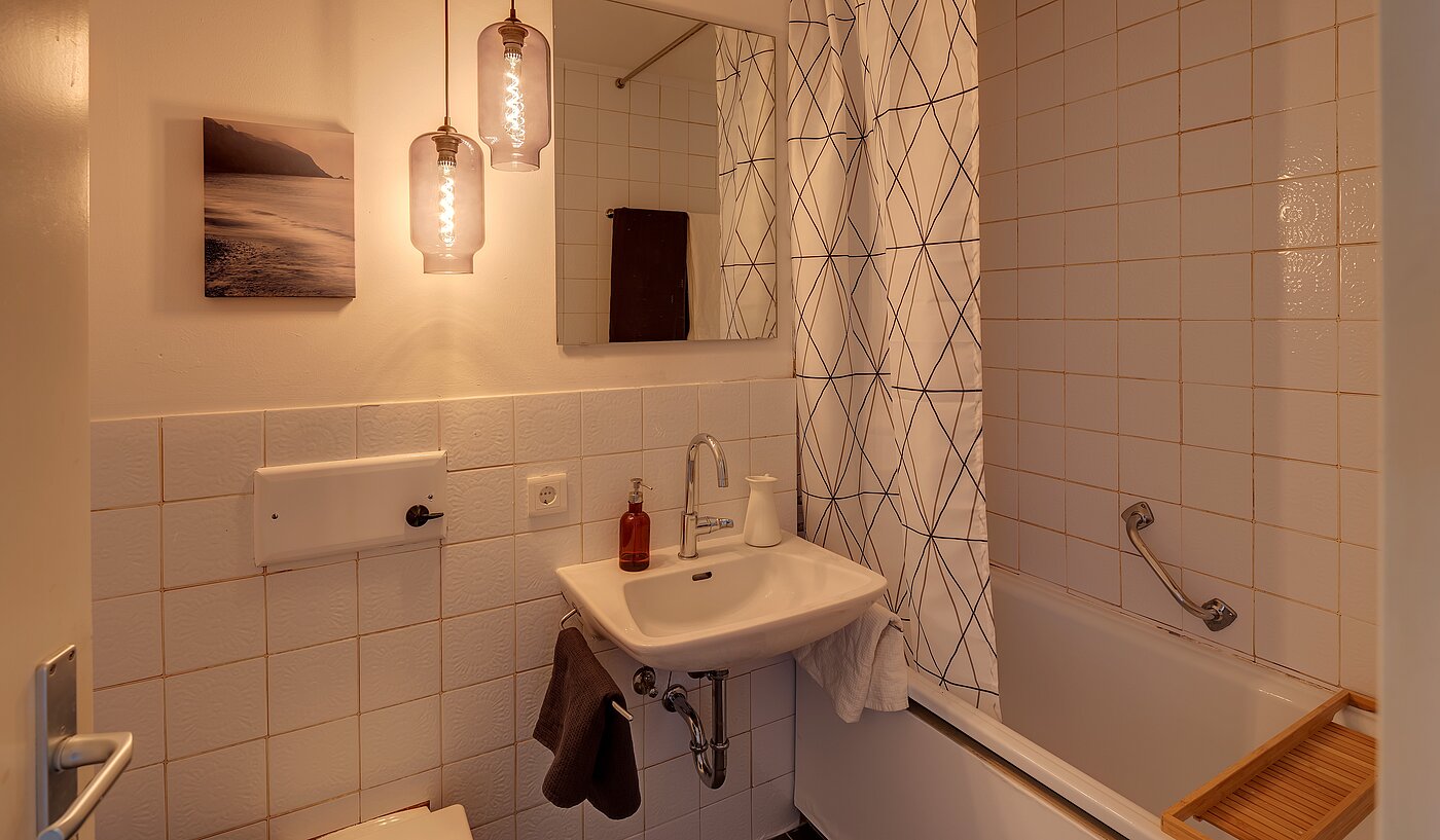 Квартира в многоэтажно доме с 1 комнатная | München-Au | 2211ML1 | Badezimmer mit Wanne und...