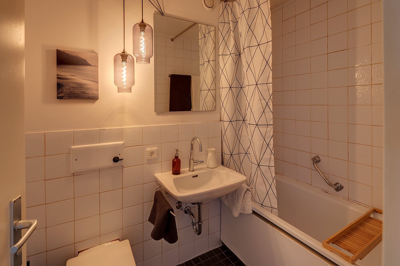 Квартира в многоэтажно доме с 1 комнатная | München-Au | 2211ML1 | Badezimmer mit Wanne und...