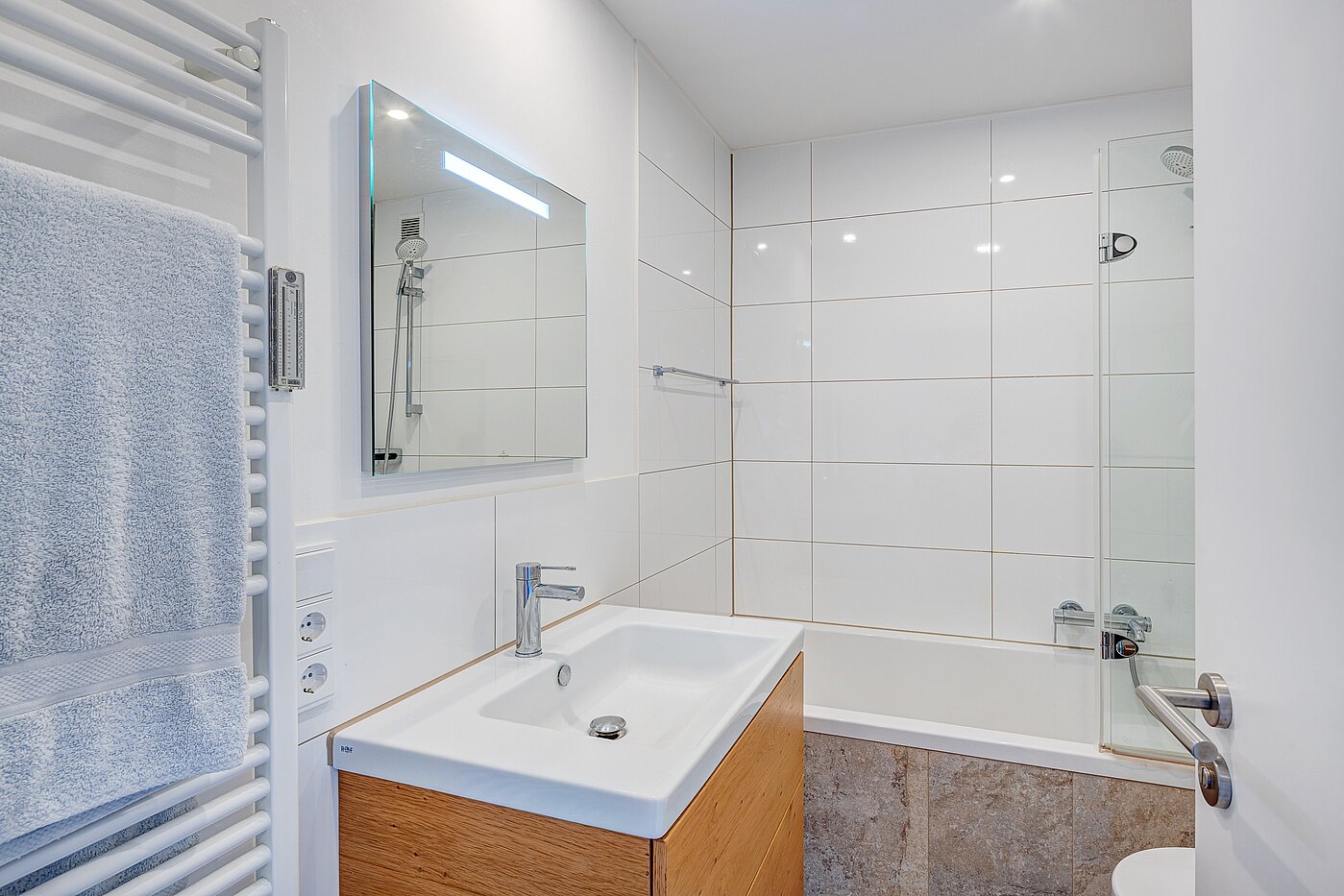Apartment с 1 комнатная | München-Schwabing | 70198 | Bad mit Waschtisch...