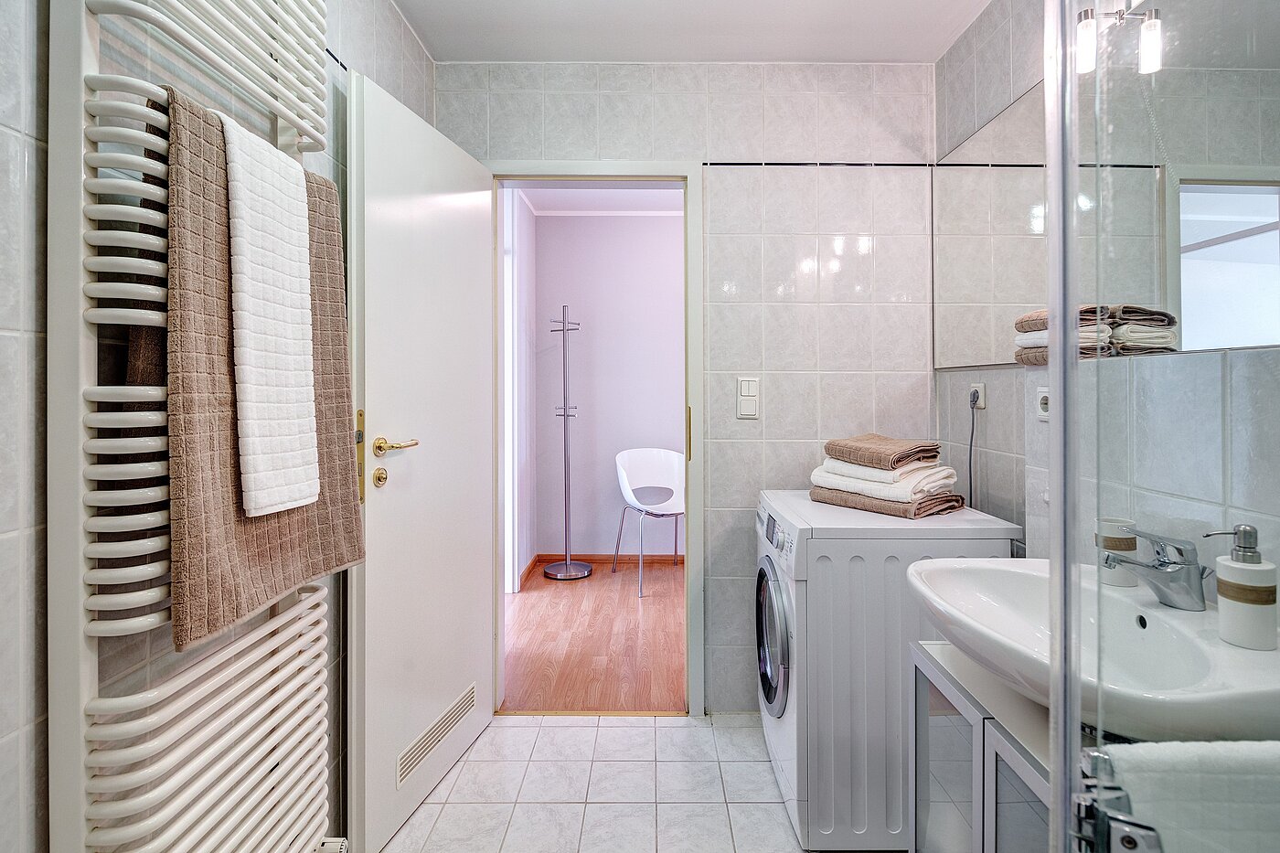 Квартира в многоэтажно доме с 2 комнатами | München-Schwabing | 70102 | Handtuchheizkörper und Wasch-Trockner